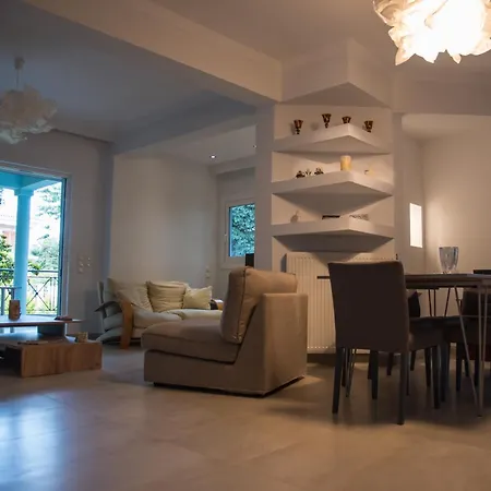 Βίλα Garden Patra Flámbouras